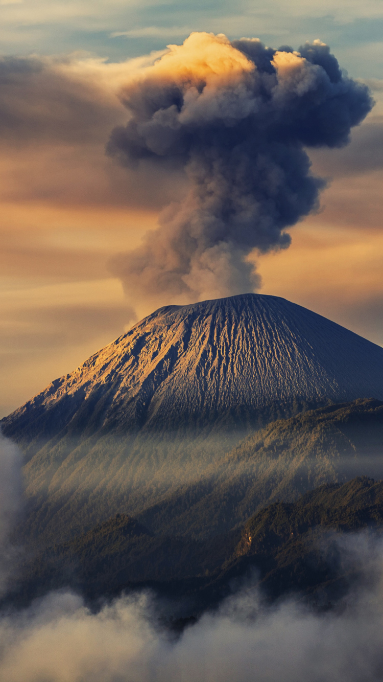 Das Volcano In Indonesia Wallpaper 750x1334