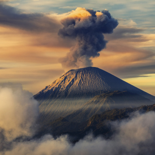 Kostenloses Volcano In Indonesia Wallpaper für iPad mini