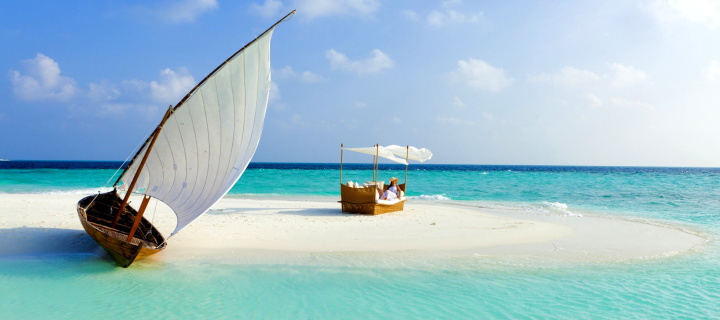 Sfondi Beautiful beach leisure on Maldives 720x320