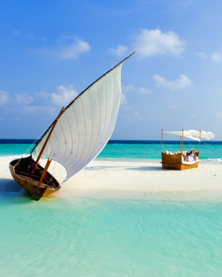 Kostenloses Beautiful beach leisure on Maldives Wallpaper für 240x320