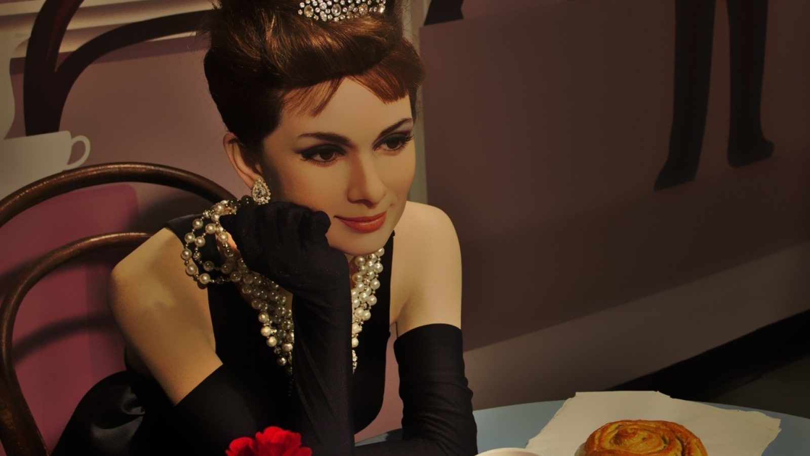 Breakfast at Tiffanys Audrey Hepburn wallpaper 1600x900