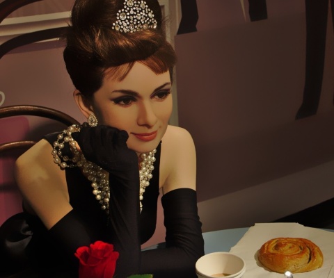 Sfondi Breakfast at Tiffanys Audrey Hepburn 480x400