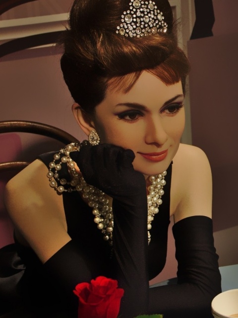 Fondo de pantalla Breakfast at Tiffanys Audrey Hepburn 480x640