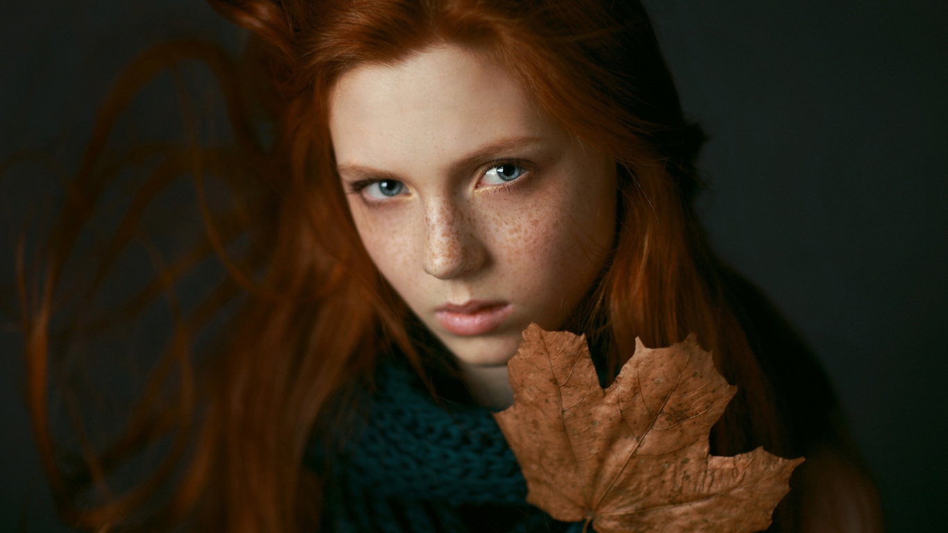 Sfondi Autumn Girl Portrait 1366x768