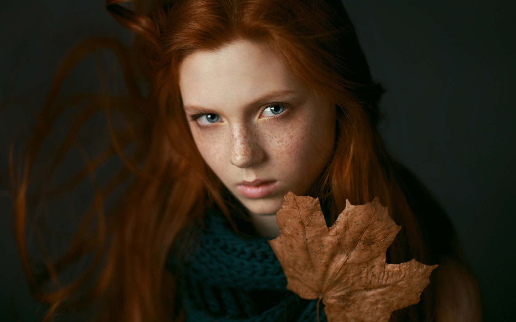 Fondo de pantalla Autumn Girl Portrait 1680x1050