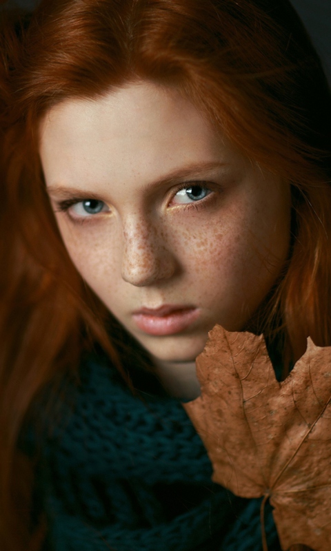Das Autumn Girl Portrait Wallpaper 480x800