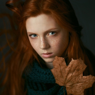 Kostenloses Autumn Girl Portrait Wallpaper für 1024x1024