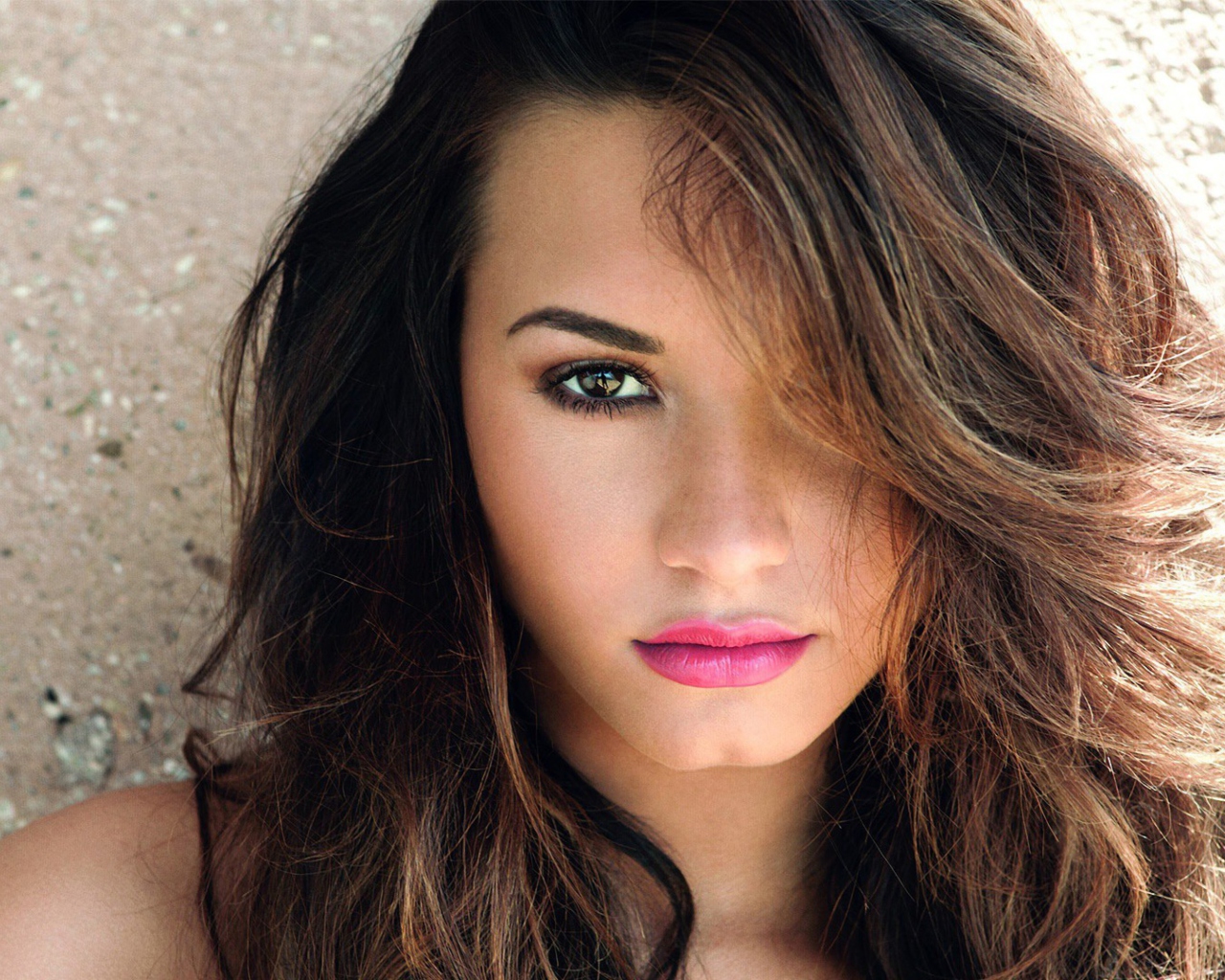 Обои Demi Lovato Pink Lips 1280x1024