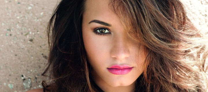 Demi Lovato Pink Lips screenshot #1 720x320