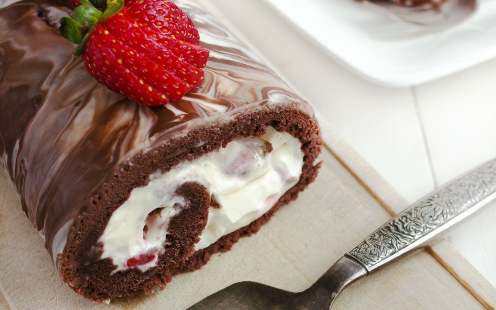 Sfondi Chocolate Cake With Whipped Cream 1680x1050