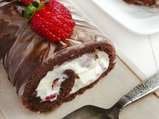 Sfondi Chocolate Cake With Whipped Cream 320x240