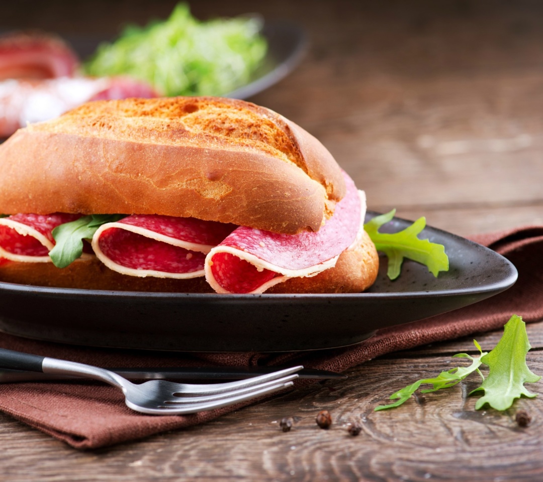 Das Sandwich with salami Wallpaper 1080x960