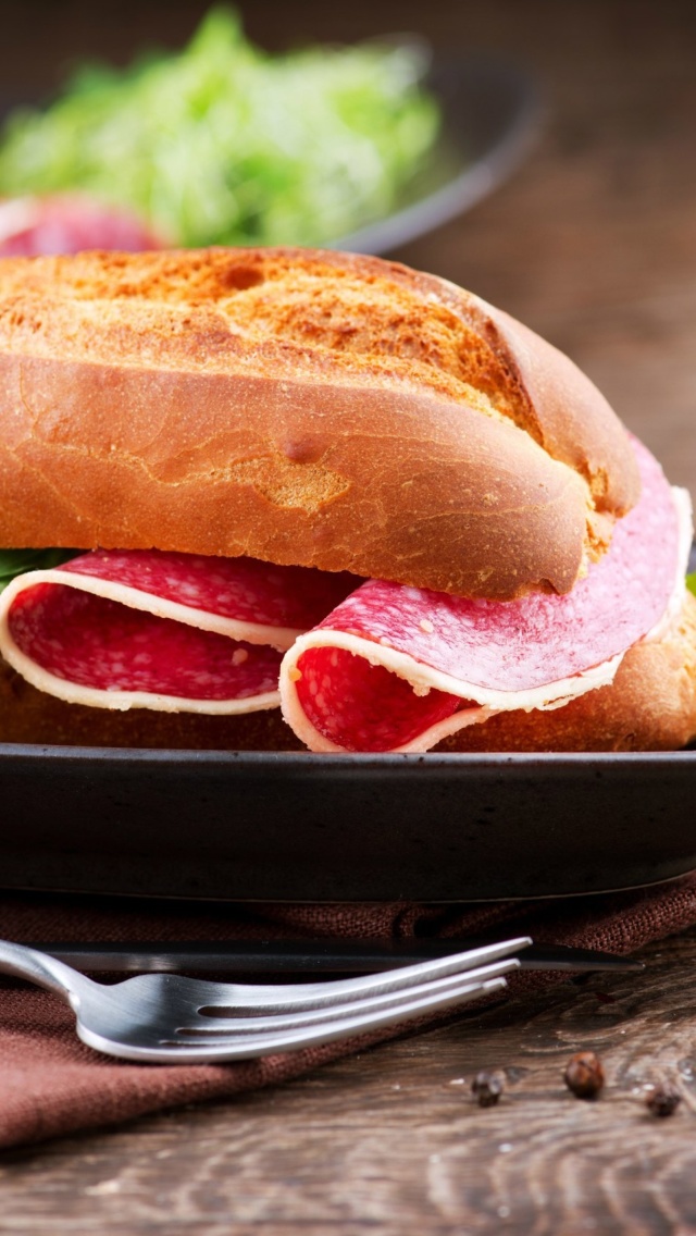 Das Sandwich with salami Wallpaper 640x1136