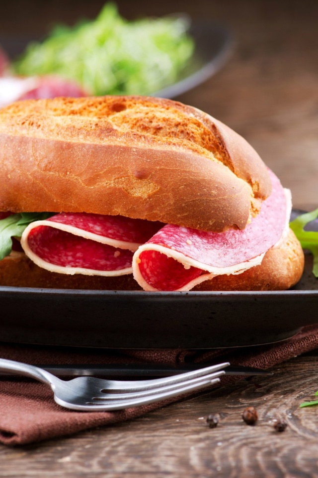 Sfondi Sandwich with salami 640x960