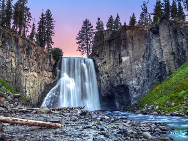 Sfondi Waterfall in forest 640x480