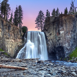 Kostenloses Waterfall in forest Wallpaper für iPad 2