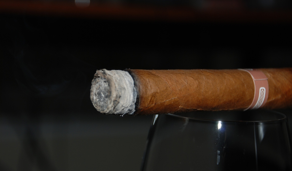 Fondo de pantalla Cigar 1024x600