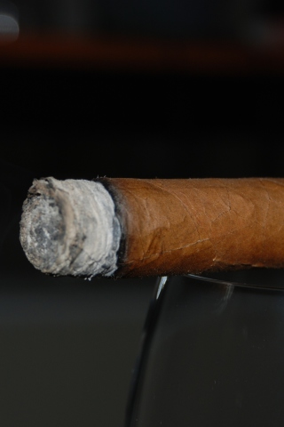 Fondo de pantalla Cigar 320x480