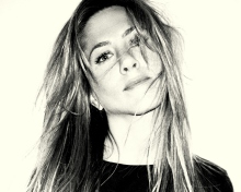 Screenshot №1 pro téma Jennifer Aniston Black And White Portrait 220x176