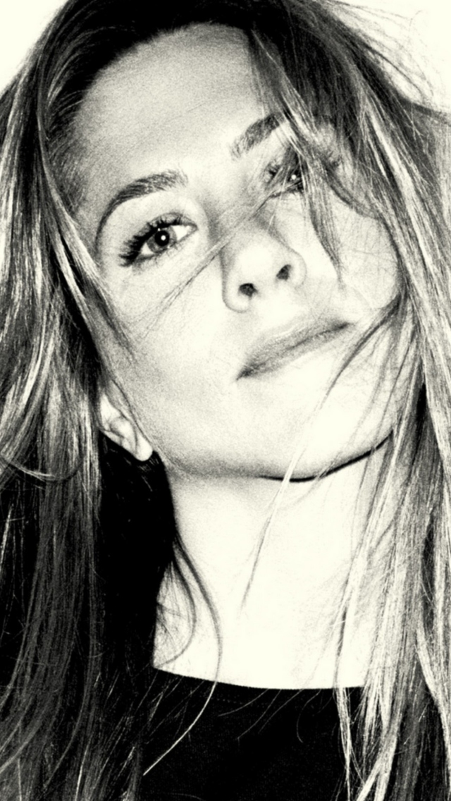 Sfondi Jennifer Aniston Black And White Portrait 640x1136
