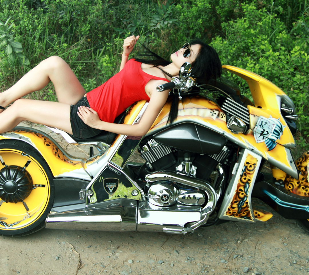 Fondo de pantalla Girl On Yellow Bike 1080x960