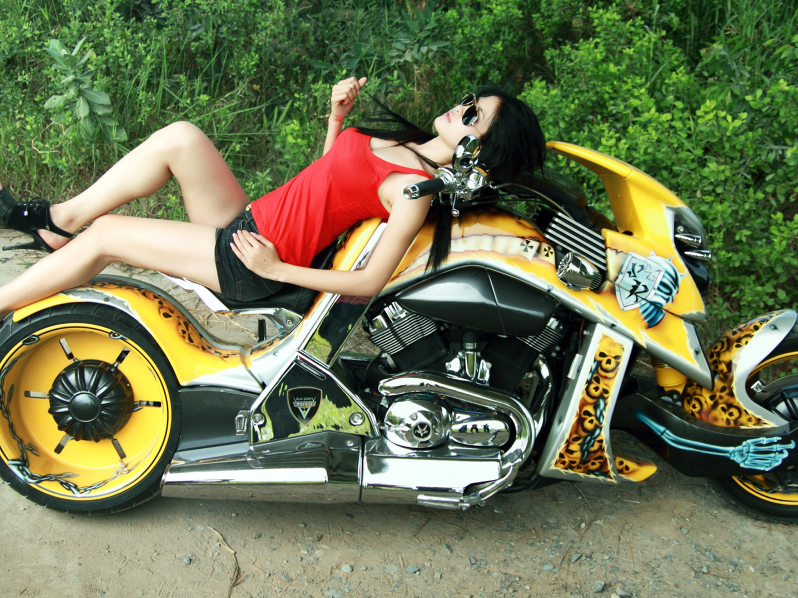 Fondo de pantalla Girl On Yellow Bike 1600x1200