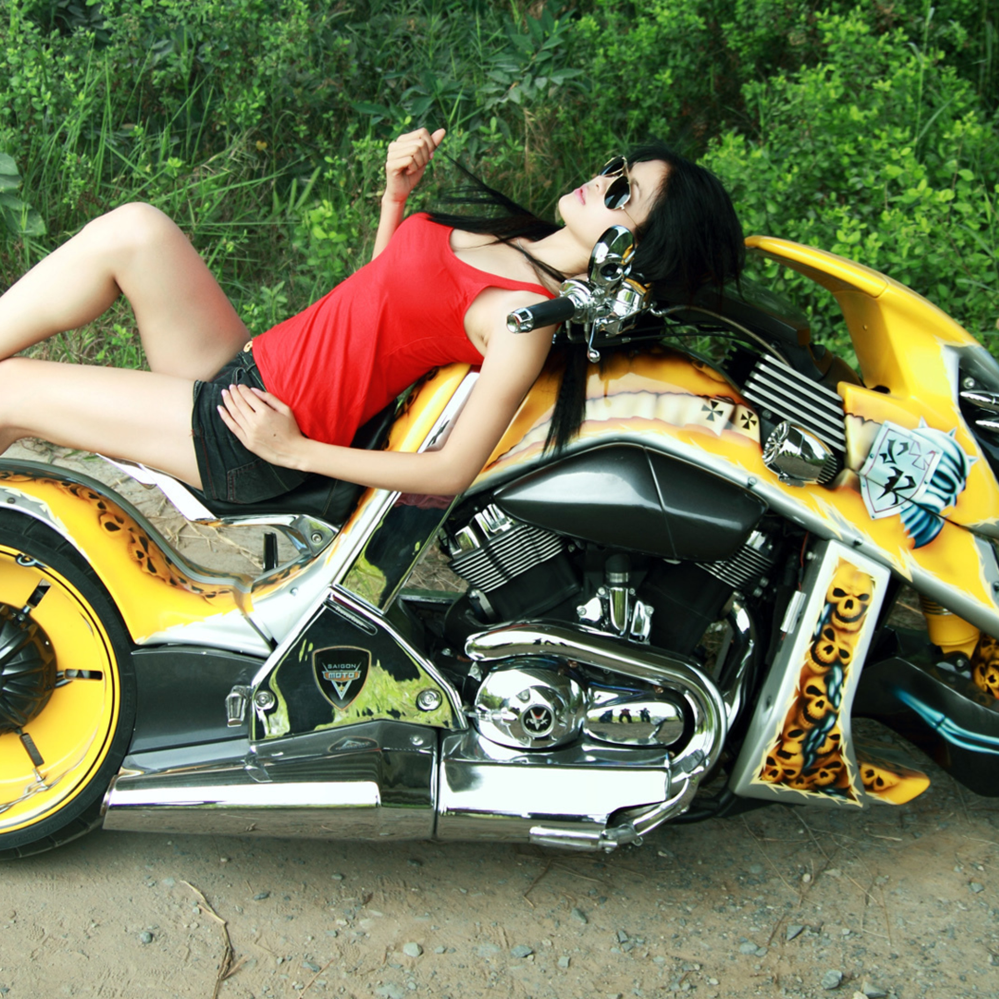 Fondo de pantalla Girl On Yellow Bike 2048x2048