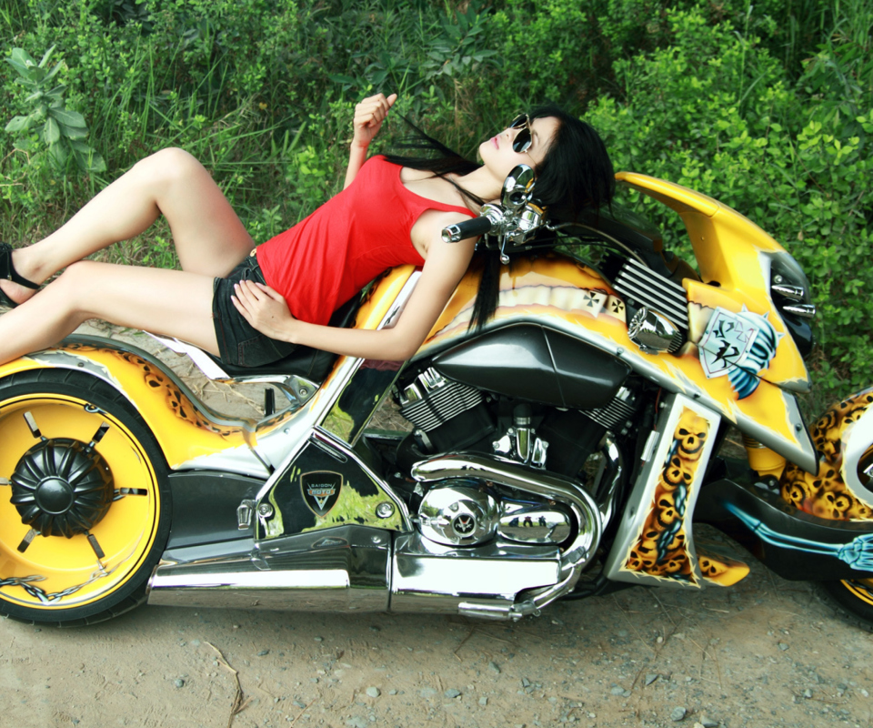 Screenshot №1 pro téma Girl On Yellow Bike 960x800