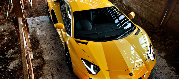 Lamborghini Aventador Yellow wallpaper 720x320