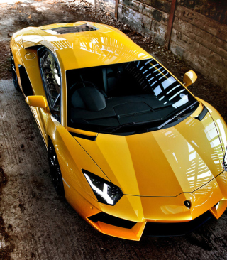 Kostenloses Lamborghini Aventador Yellow Wallpaper für Nokia C6