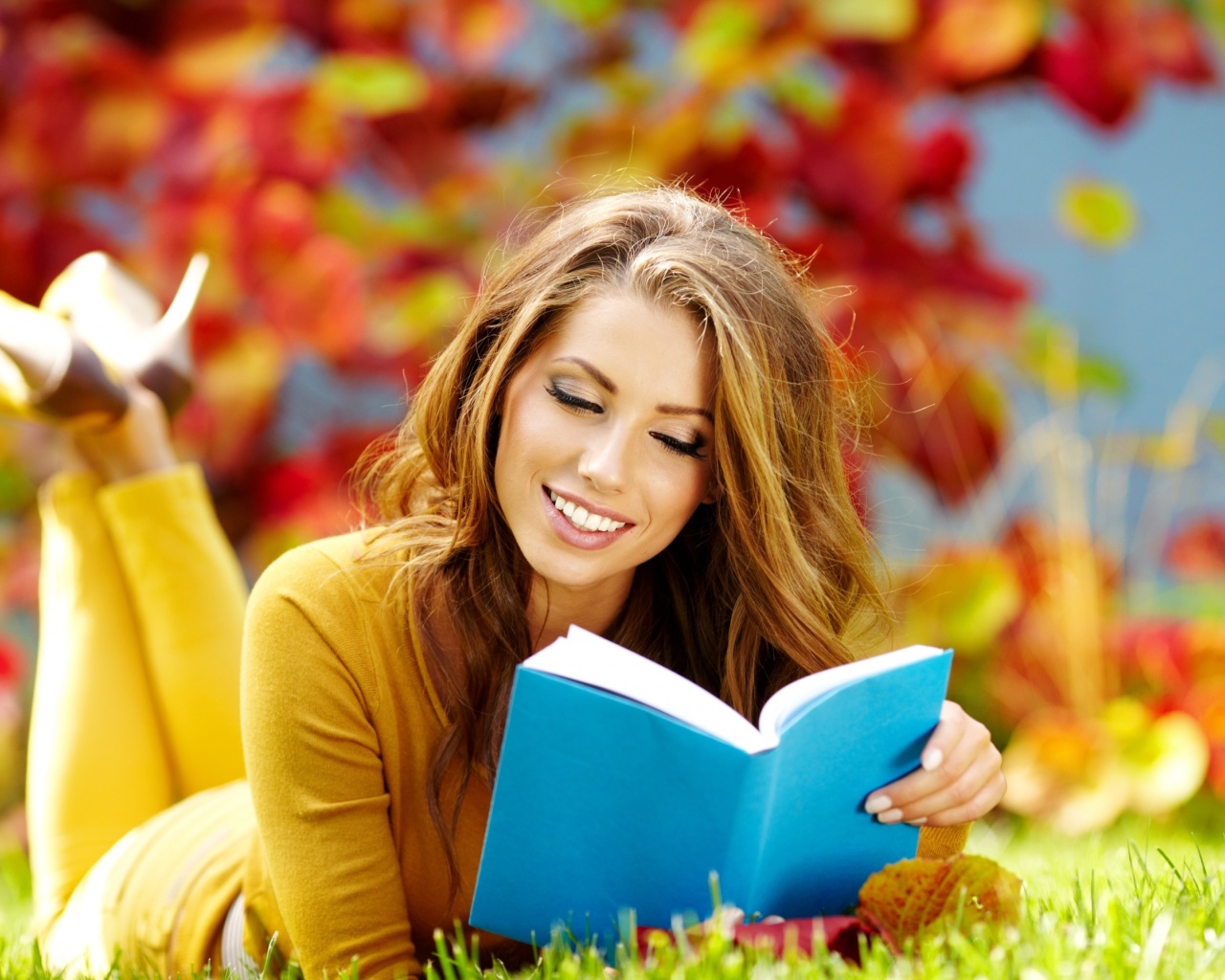 Girl Reading Book in Autumn Park wallpaper 1280x1024