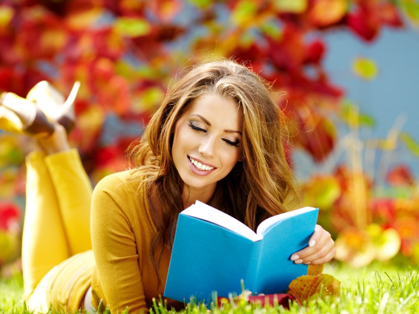 Girl Reading Book in Autumn Park wallpaper 1400x1050