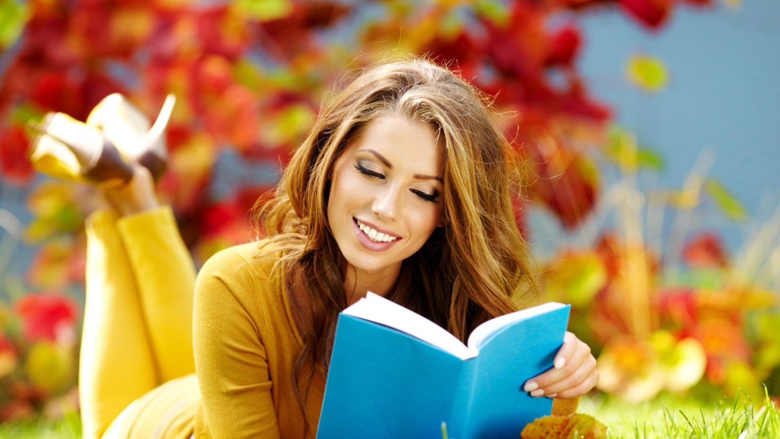 Girl Reading Book in Autumn Park wallpaper 1600x900