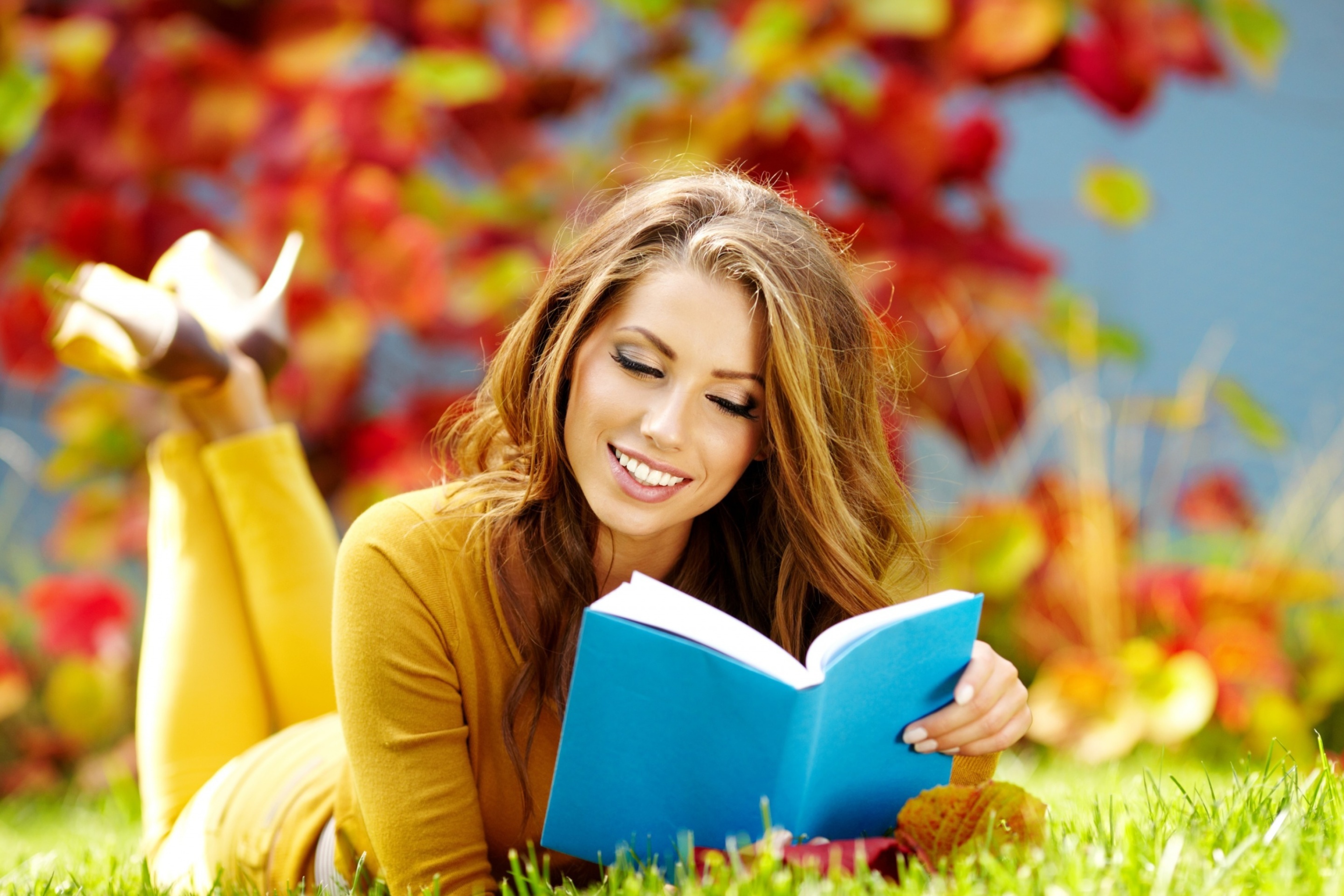 Обои Girl Reading Book in Autumn Park 2880x1920