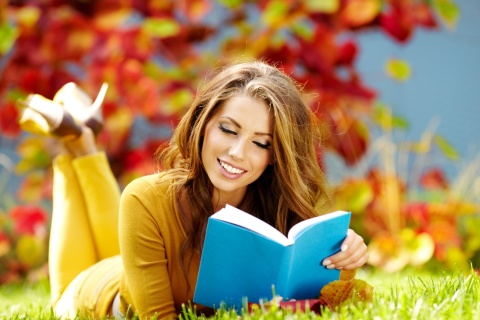 Fondo de pantalla Girl Reading Book in Autumn Park 480x320