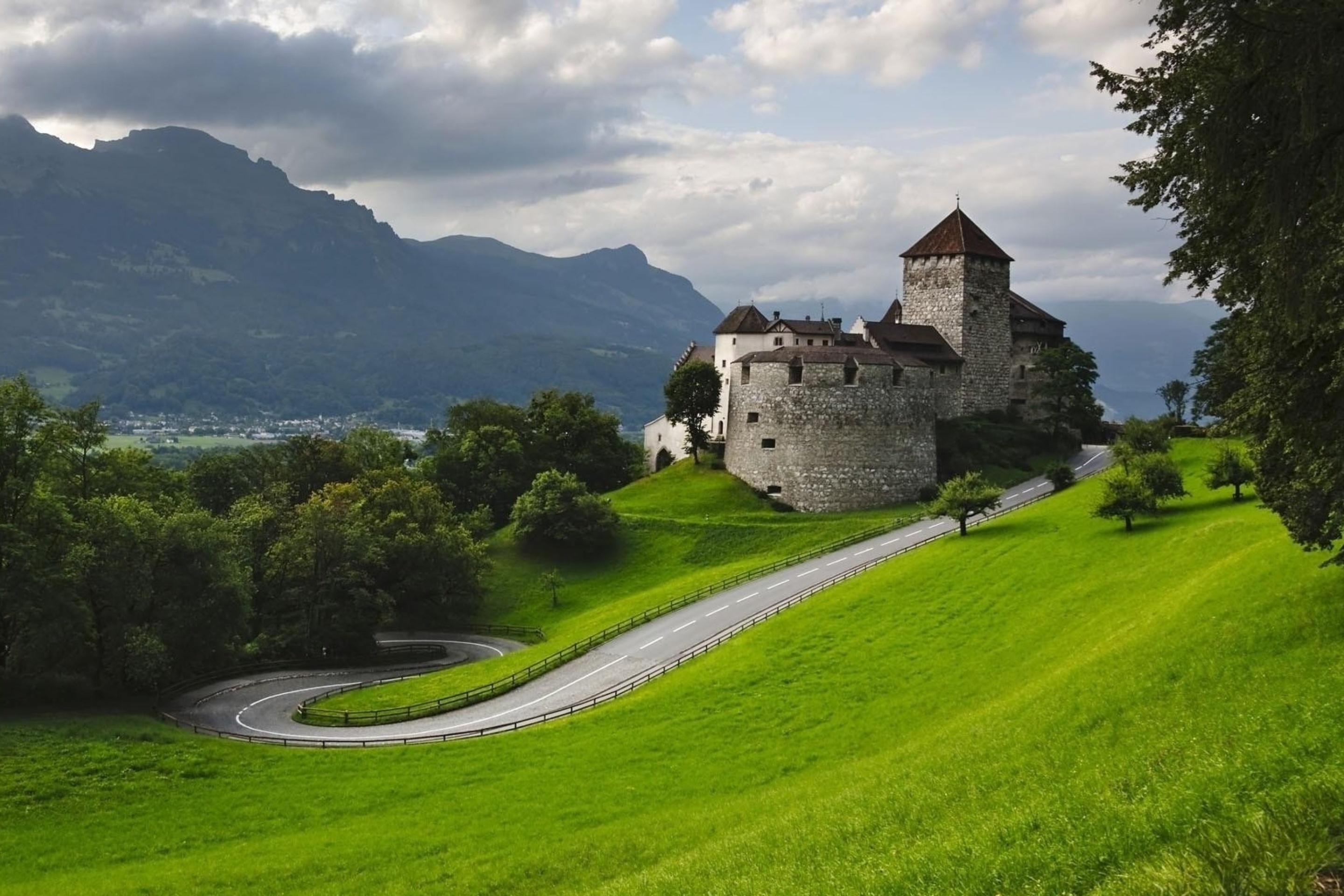 Замок сх. Замок Вадуц. Замок Вадуц Лихтенштейн. Лихтенштейн замок Вадуц обои. Бальцерс Лихтенштейн.