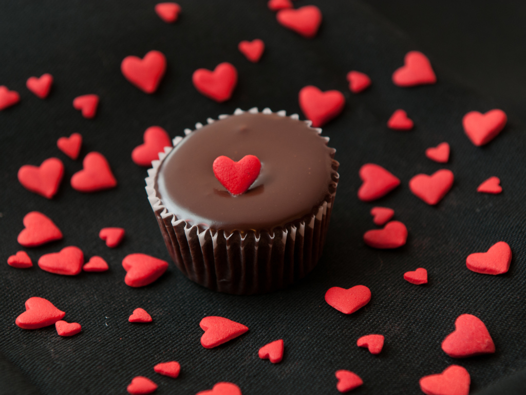 Sfondi Chocolate Cupcake With Red Heart 1024x768