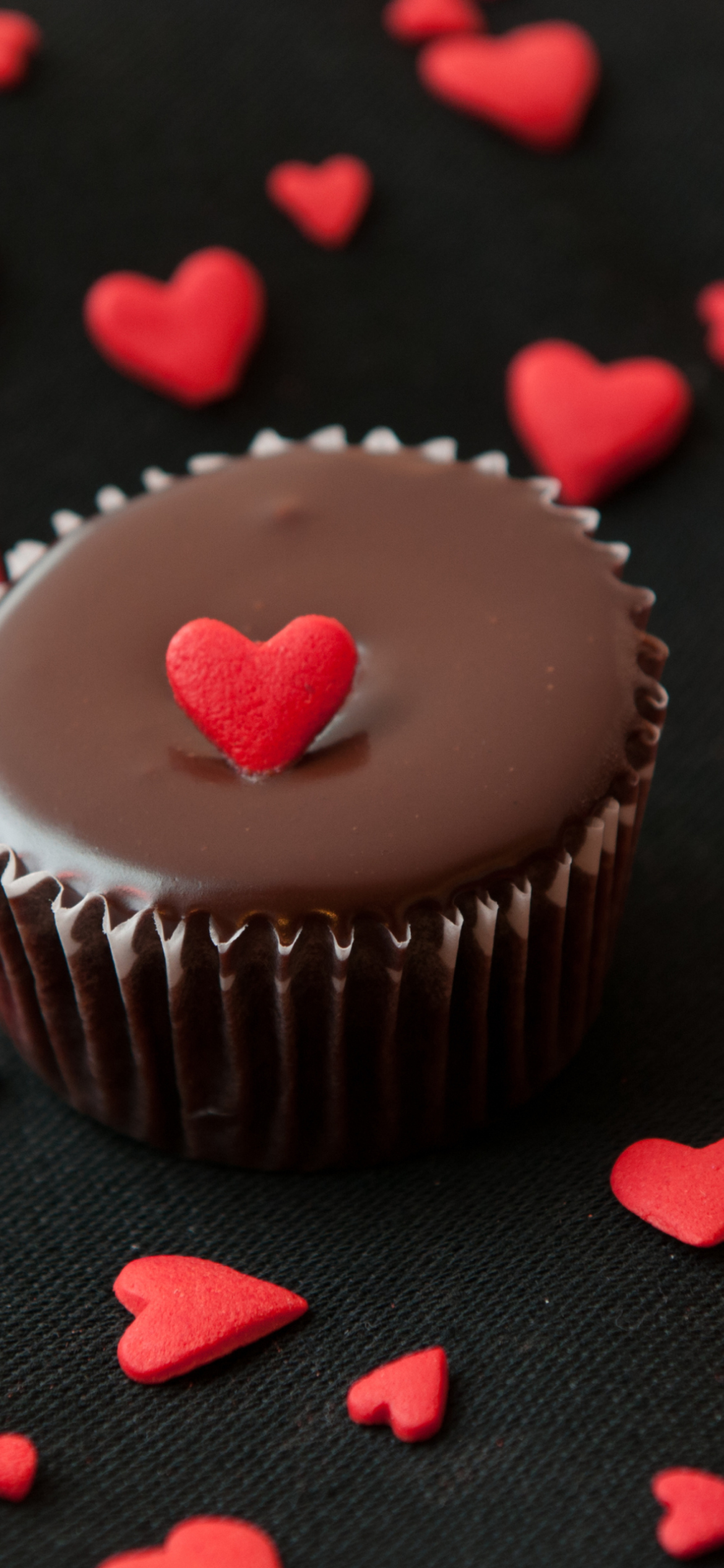 Обои Chocolate Cupcake With Red Heart 1170x2532