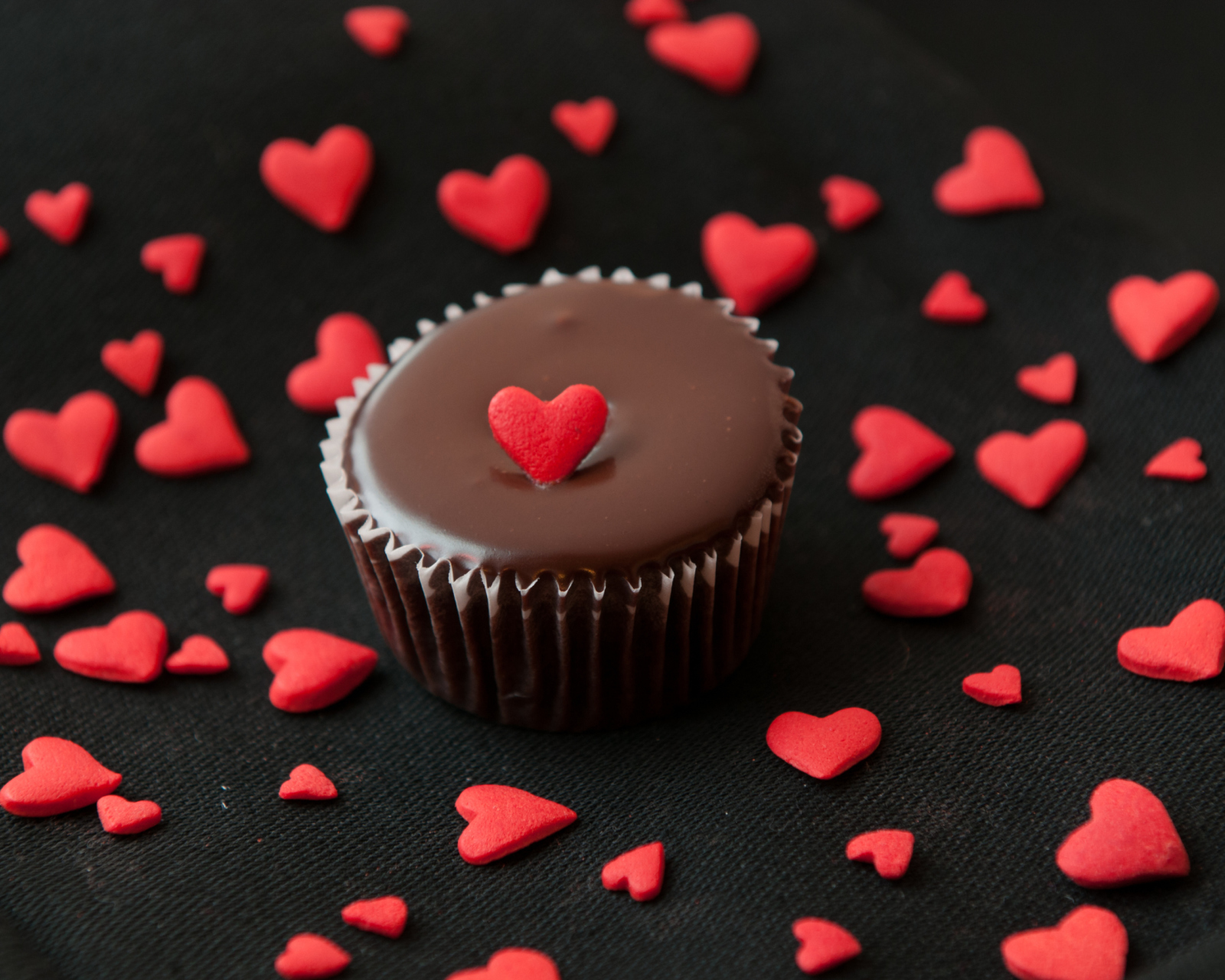 Fondo de pantalla Chocolate Cupcake With Red Heart 1600x1280