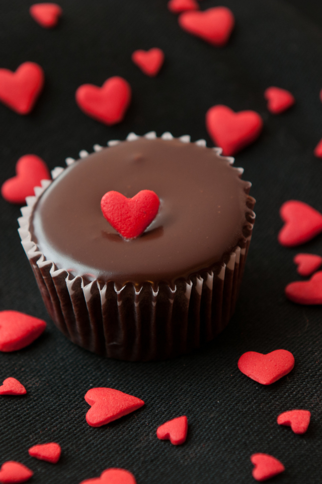 Das Chocolate Cupcake With Red Heart Wallpaper 640x960