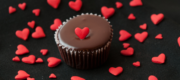 Das Chocolate Cupcake With Red Heart Wallpaper 720x320