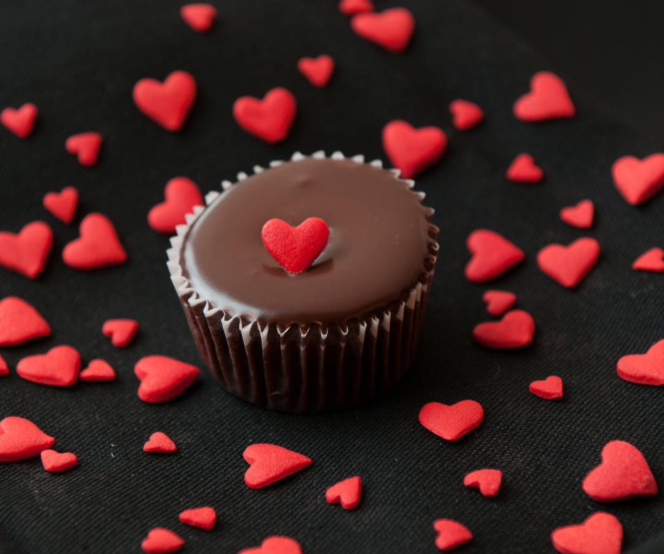 Обои Chocolate Cupcake With Red Heart 960x800