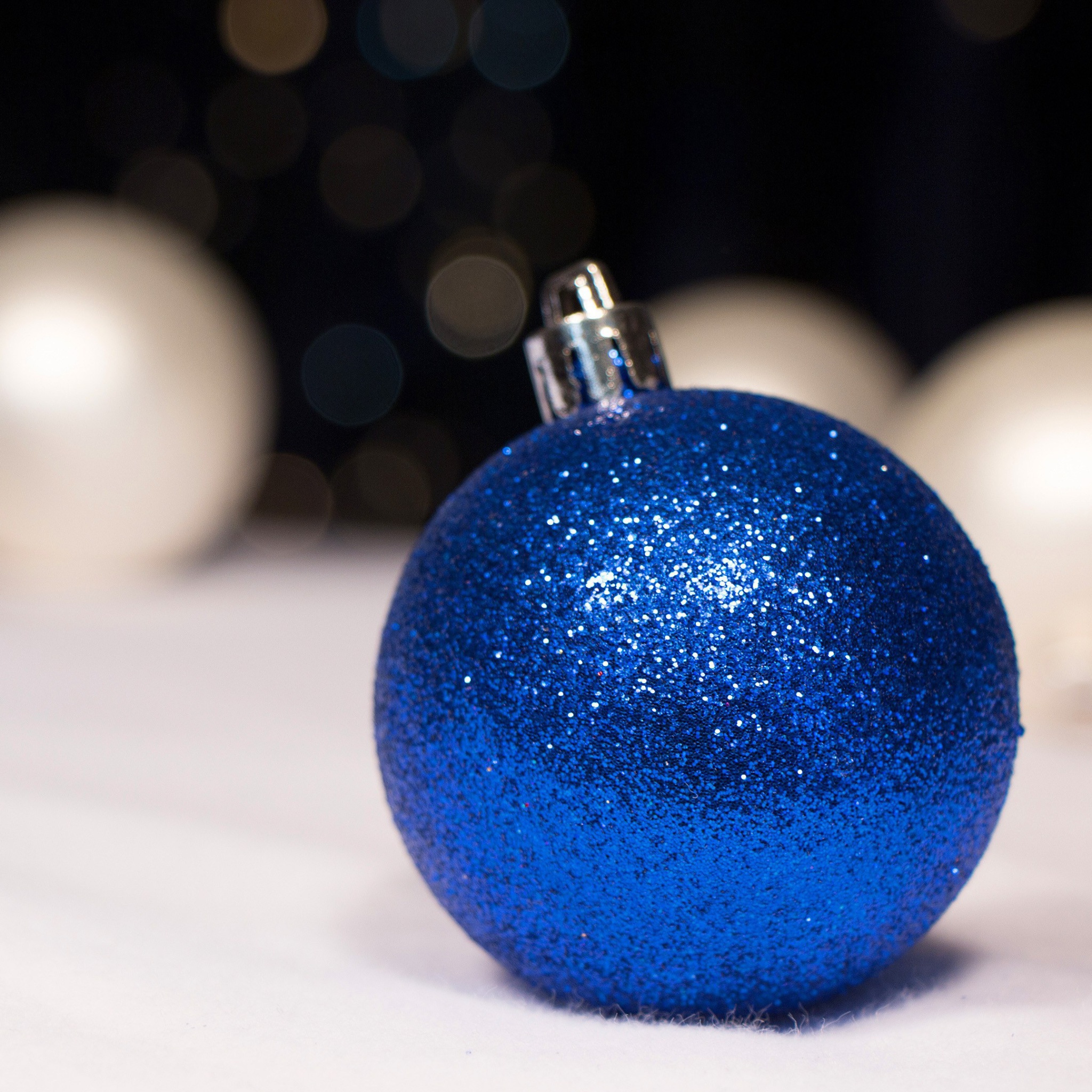 Обои Blue Sparkly Ornament 2048x2048