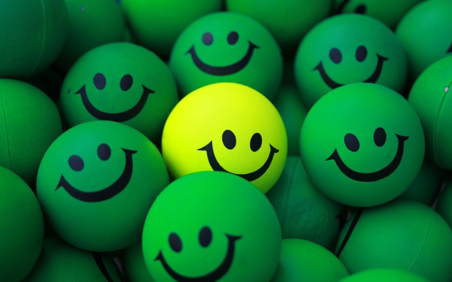 Обои Smiley Green Balls 1440x900
