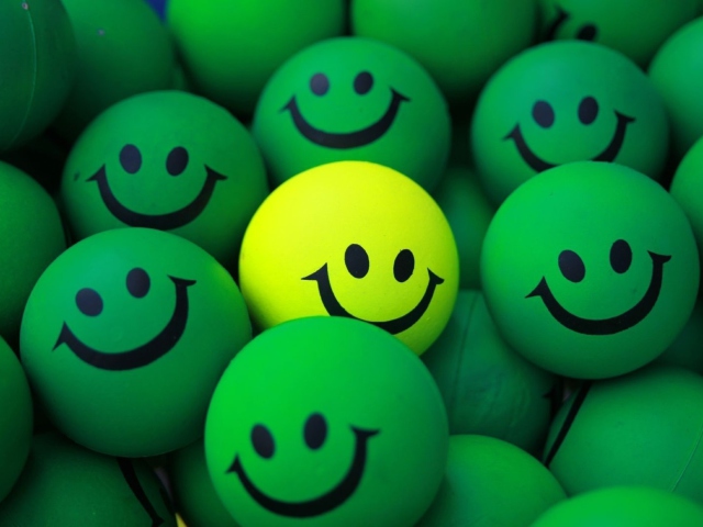 Smiley Green Balls wallpaper 640x480