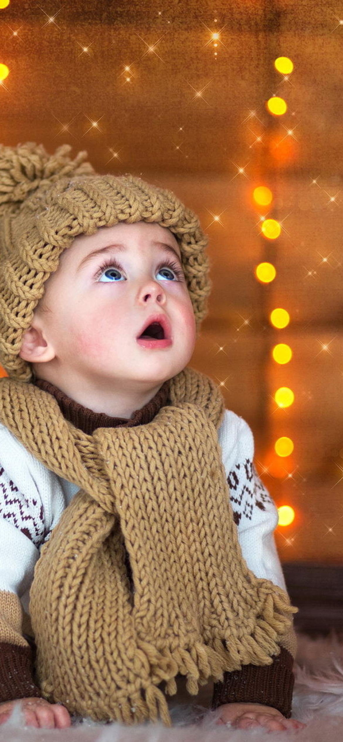 Das Cute Baby In Hat And Scarf Wallpaper 1170x2532