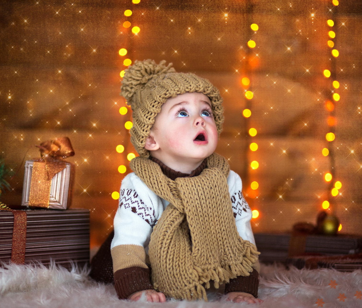 Das Cute Baby In Hat And Scarf Wallpaper 1200x1024