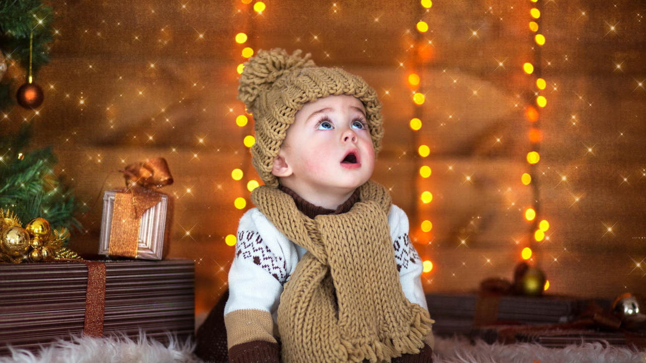 Das Cute Baby In Hat And Scarf Wallpaper 1280x720
