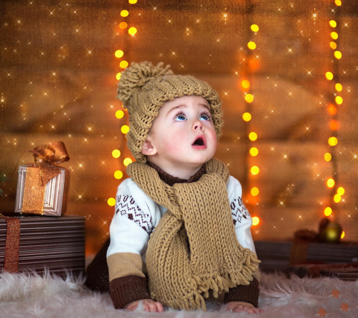 Обои Cute Baby In Hat And Scarf 1440x1280