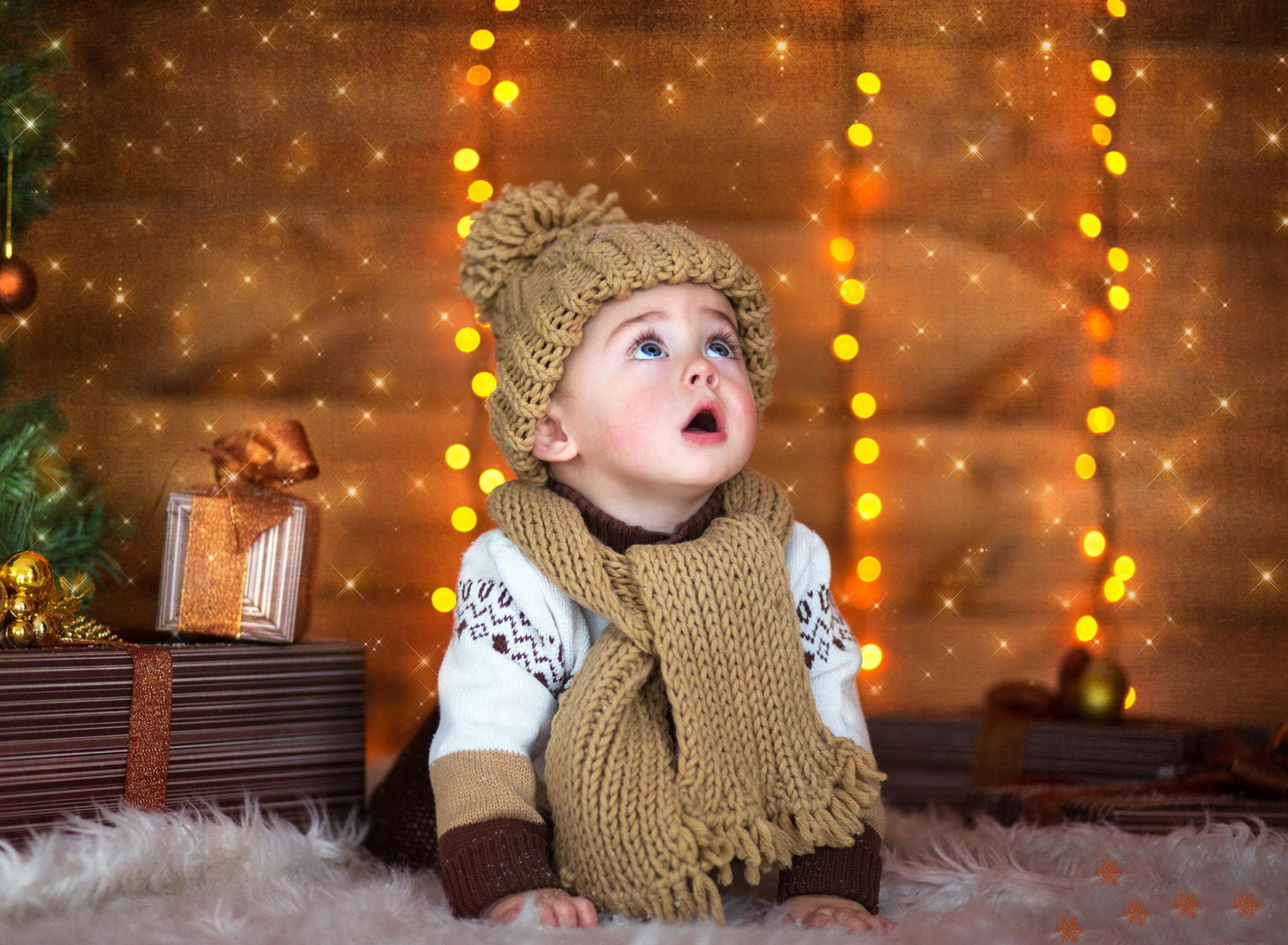 Обои Cute Baby In Hat And Scarf 1920x1408